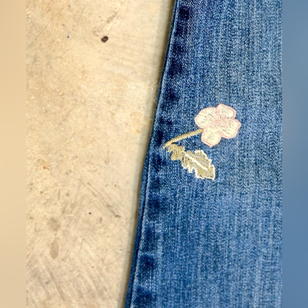 Chico’s EMBROIDERED JEANS Slimming Ankle Flowers Sz 3x - BLUE - Picture 4 of 12
